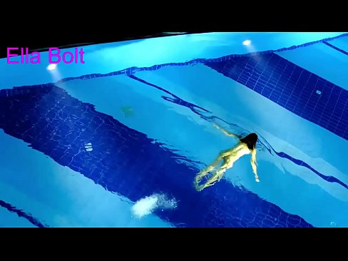❤️ मी पाहणे थांबवू शकत नाही, तरुण गोरा ELLA BOLT रिसॉर्ट पूलमध्ये नग्न पोहताना पकडला गेला ❤️ गुदद्वारासंबंधीचा अश्लील ❌